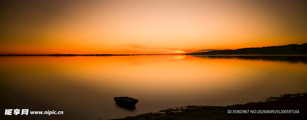 夕阳下湖面孤舟美景