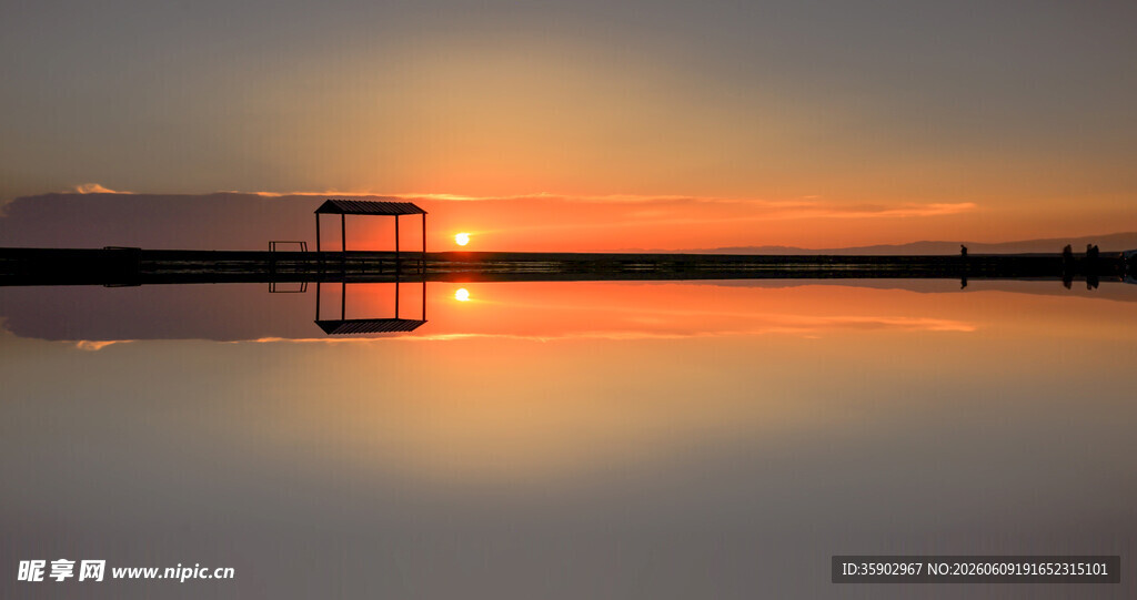 夕阳下平静湖面的美丽倒影