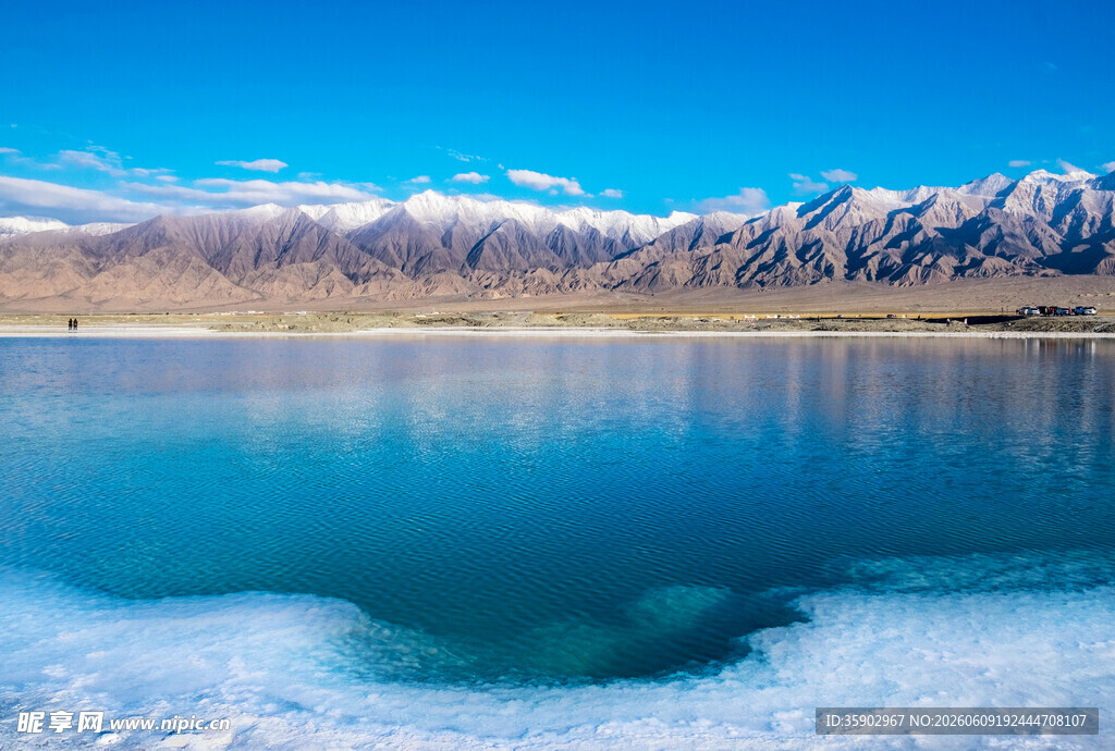 雪山下的澄澈冰封湖泊