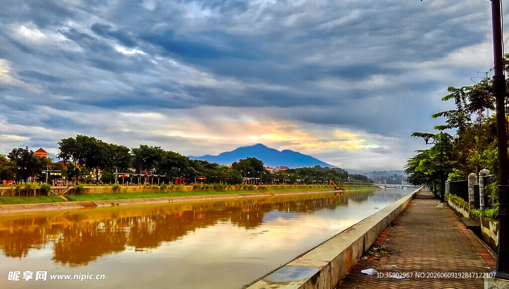 湖畔黄昏美景
