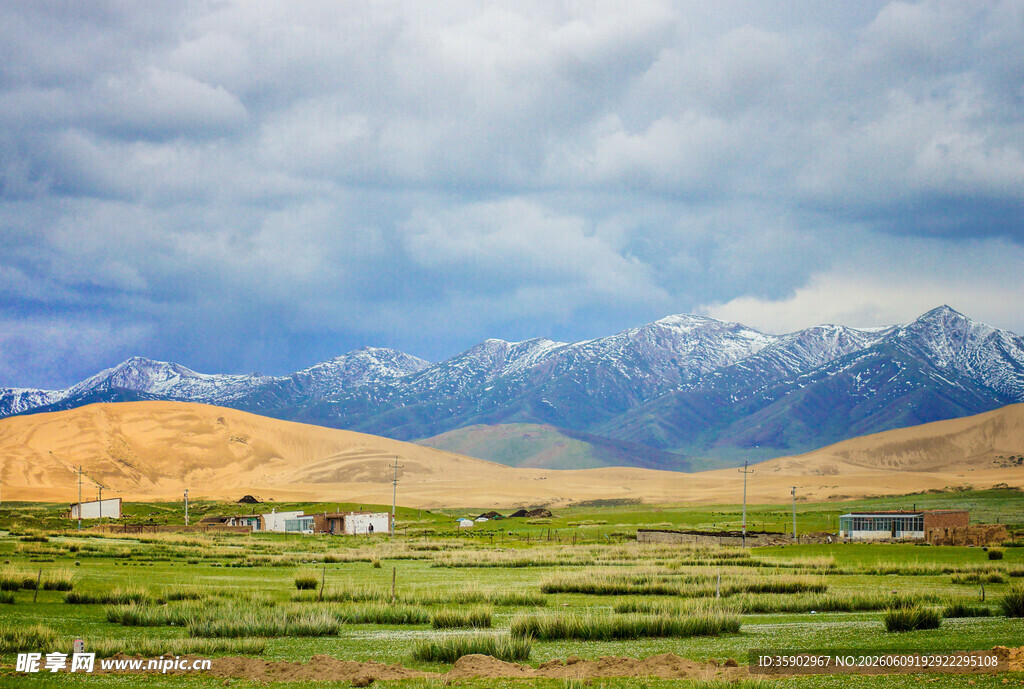 草原雪山下的美丽风光
