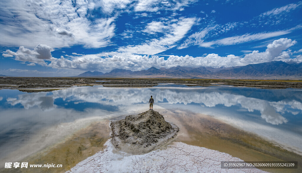 盐湖孤影天地间的静谧之景