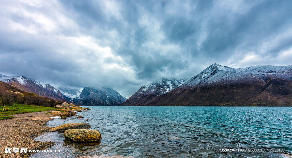 湖畔雪山美景