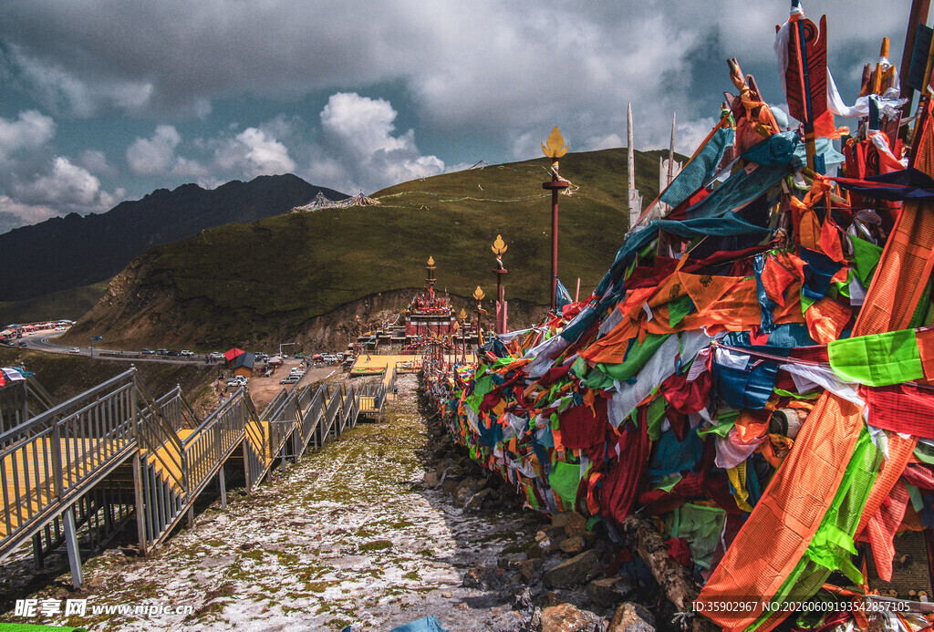 山间五彩经幡迎风飘扬