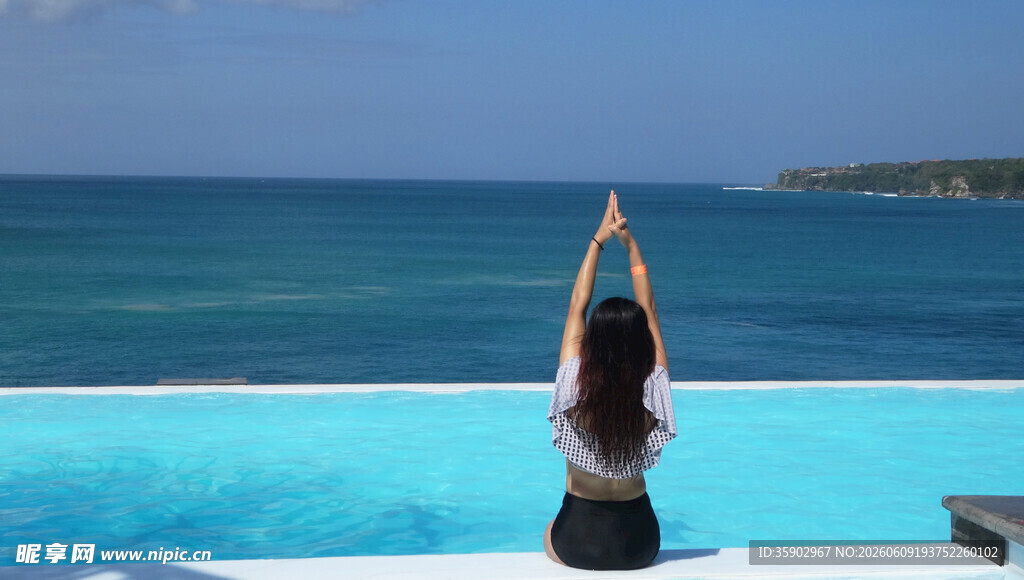海边泳池畔女子做瑜伽