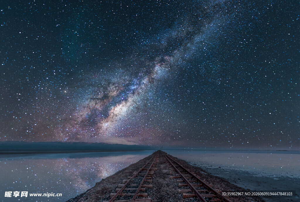 星空下的栈桥美景
