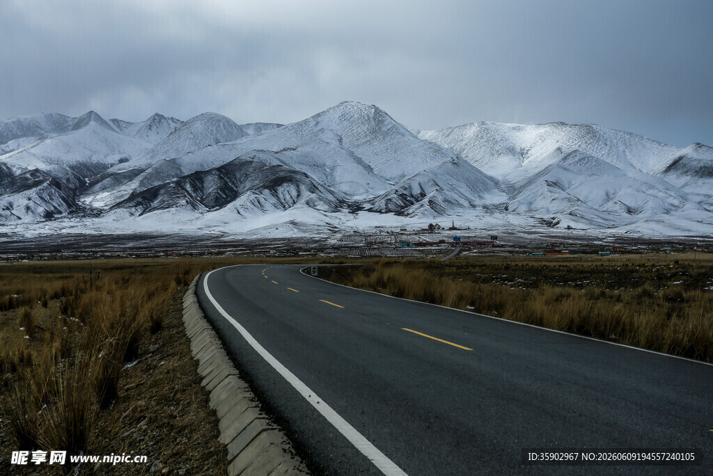 雪山下的公路风景