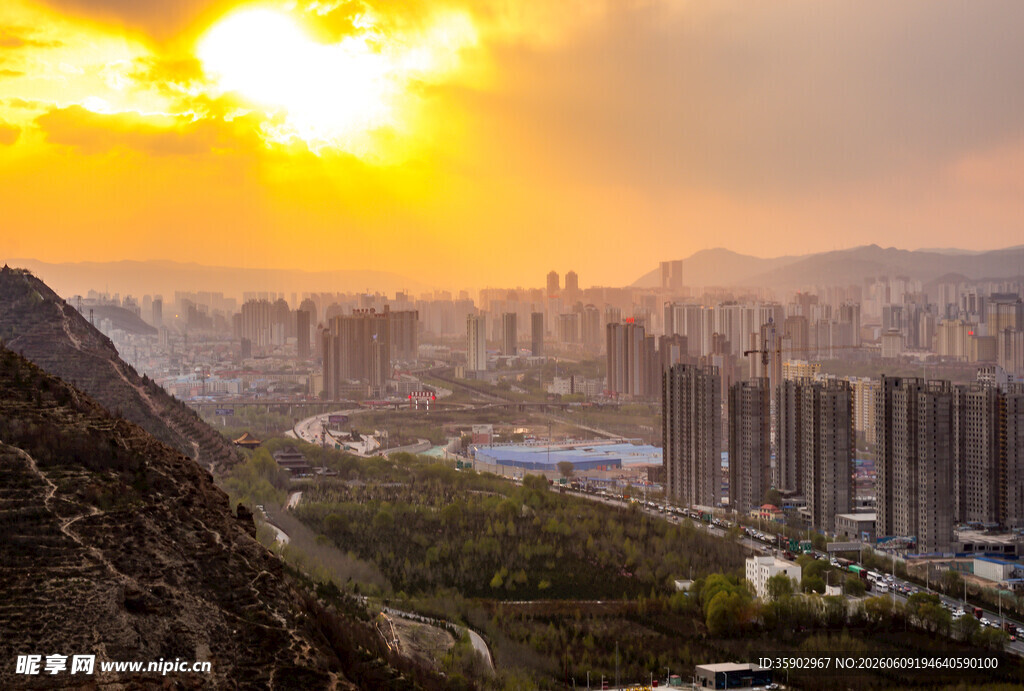 夕阳下的城市与山峦景观