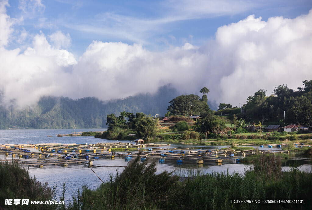 湖畔自然风光美景