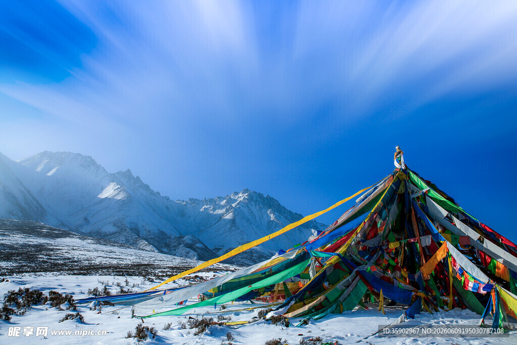 雪山下的经幡阵