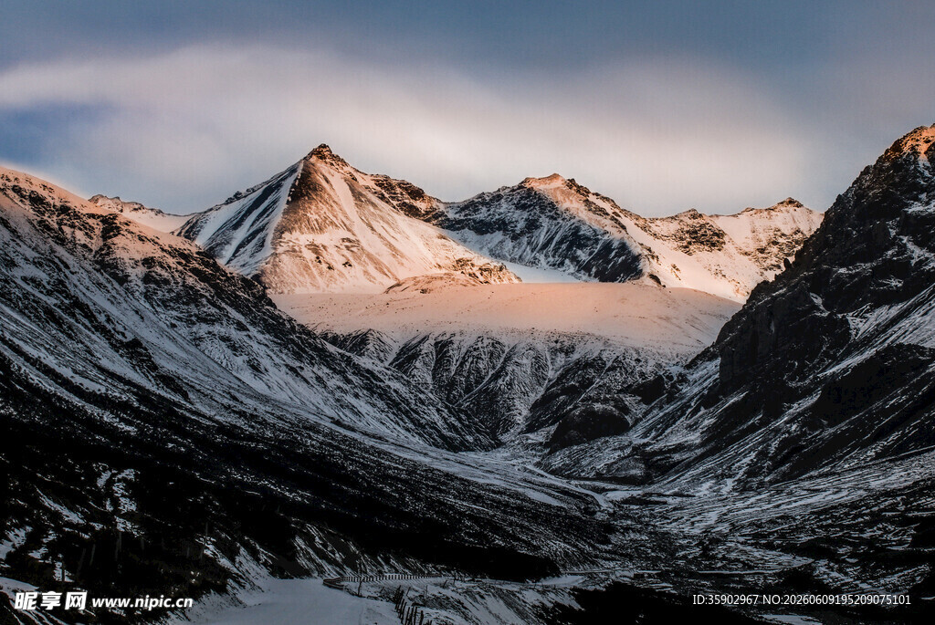 雪山壮丽景观
