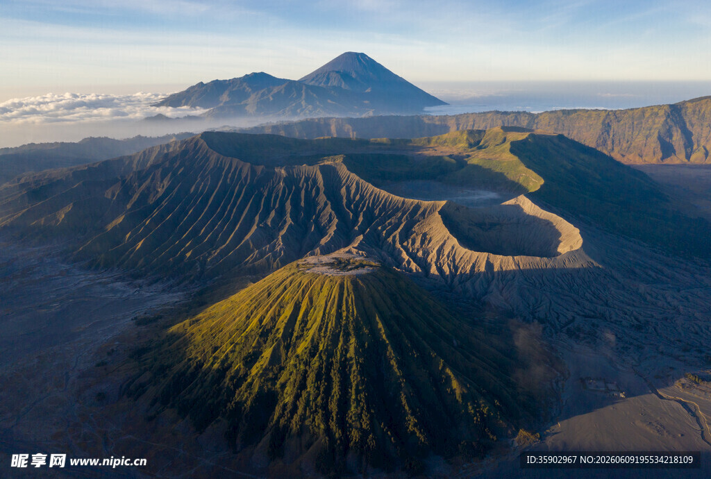 壮丽火山景观俯瞰图