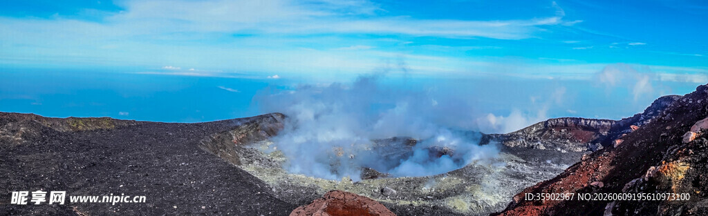 火山口云烟缭绕景致