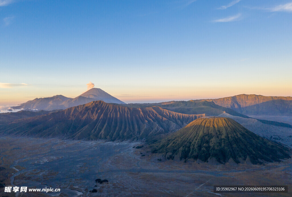 日出下的壮丽火山景观