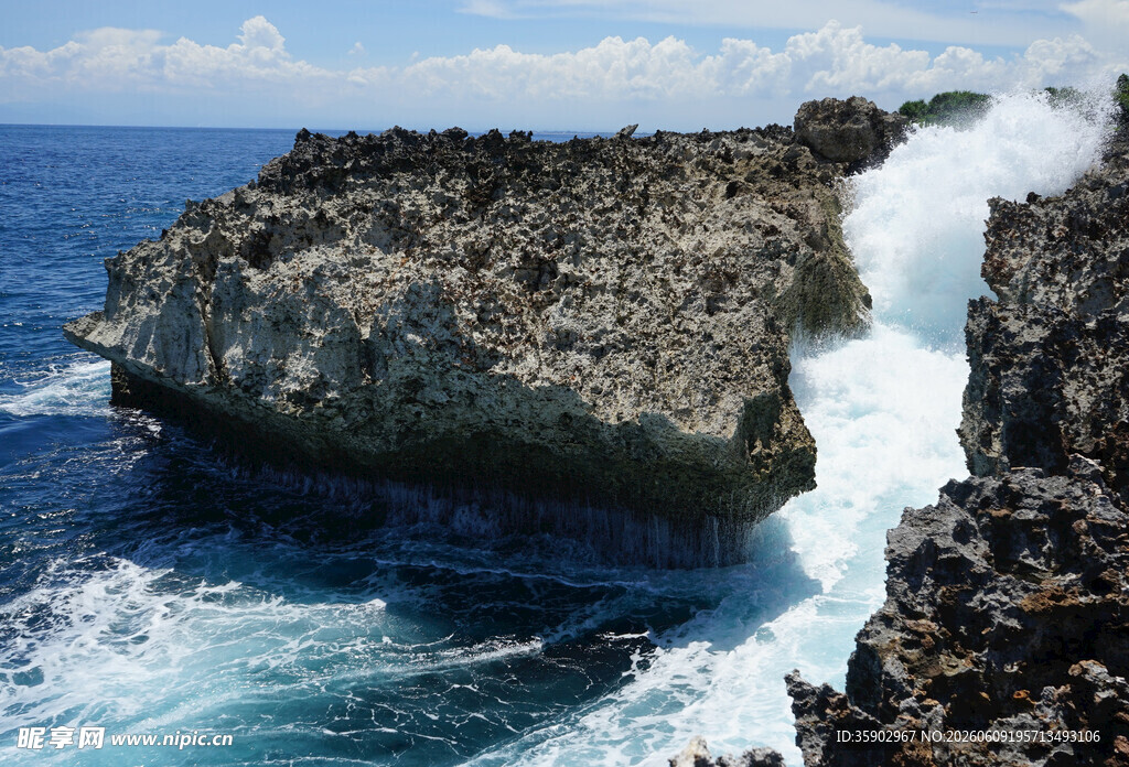 海边嶙峋礁石与澎湃海浪