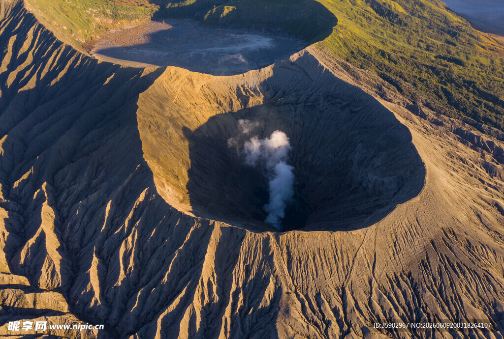 火山口壮丽景观