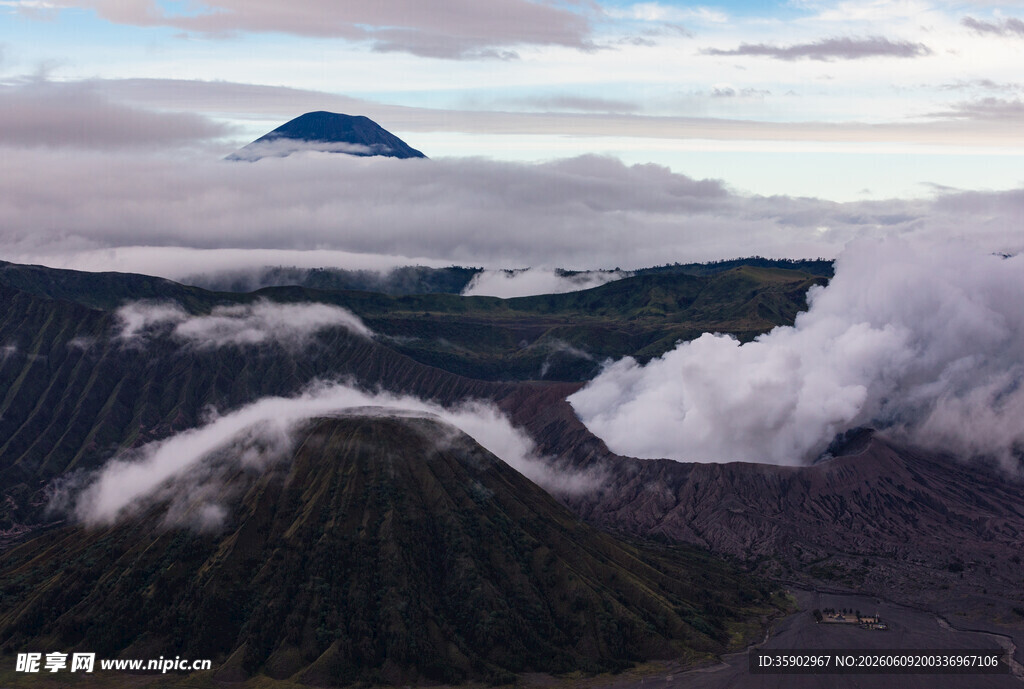 云雾缭绕中的壮美火山景观