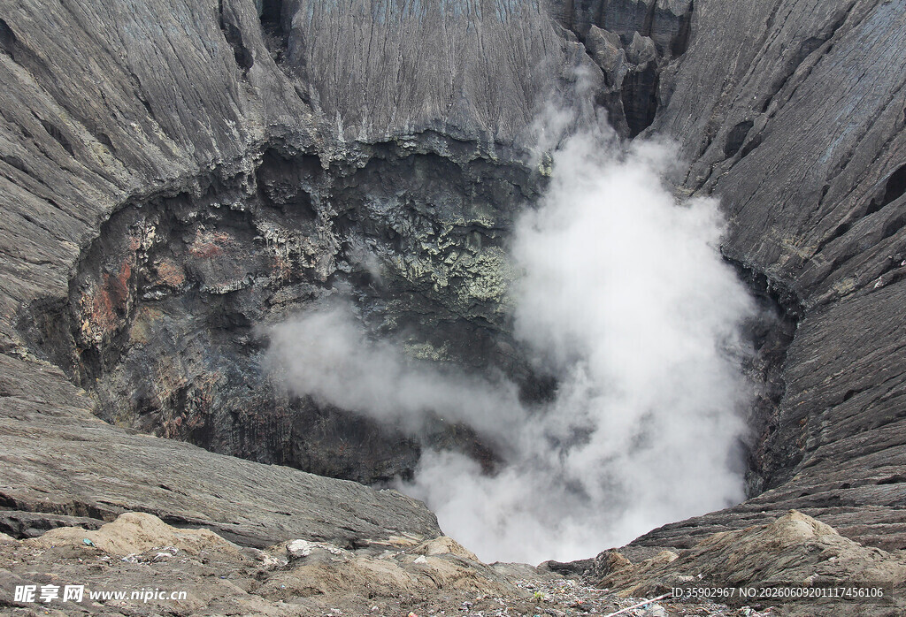 火山口烟雾缭绕景象