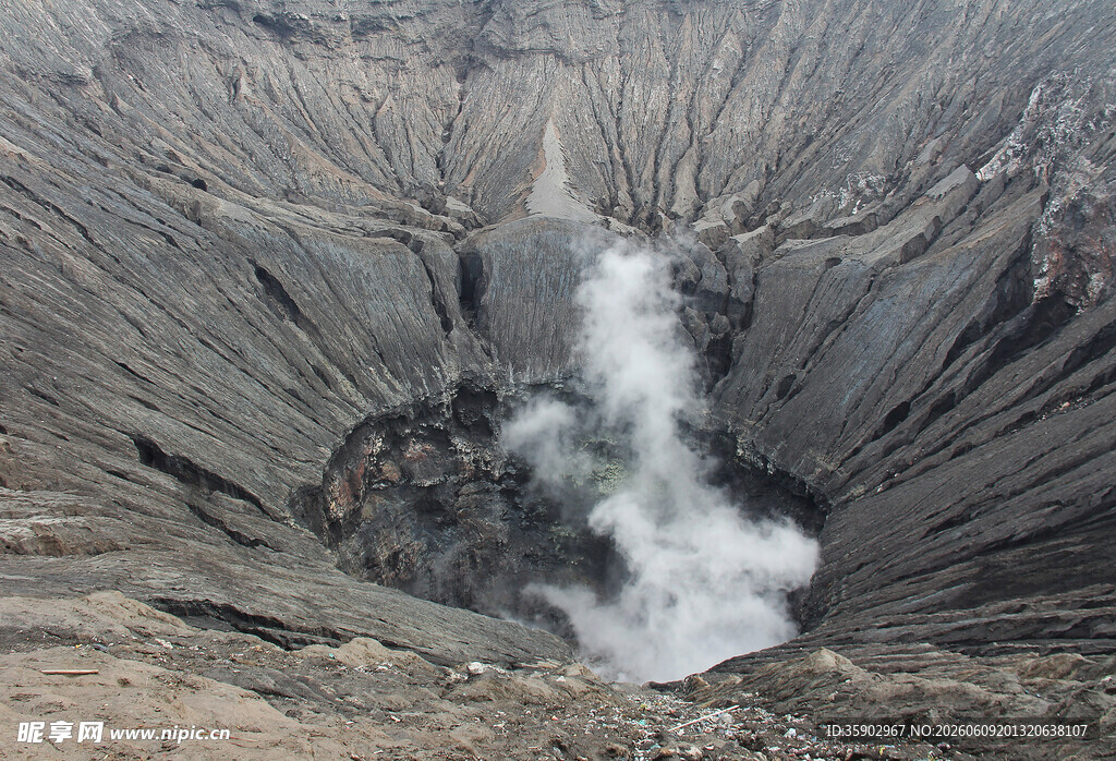 火山口景观蒸汽袅袅升腾
