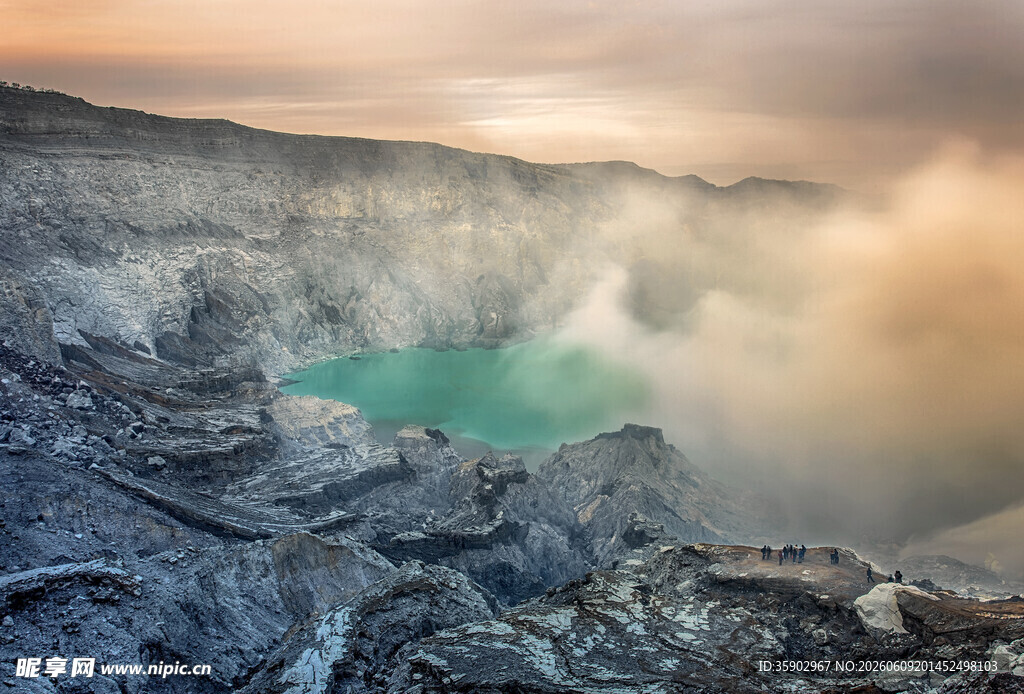 火山口壮丽景观