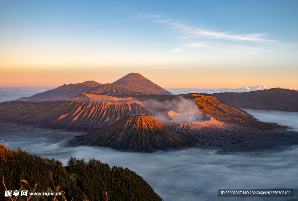 壮丽火山日出景观