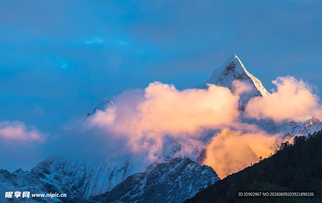 雪山壮丽日出美景