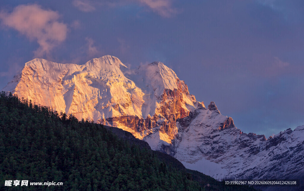 夕阳下的壮丽雪山美景