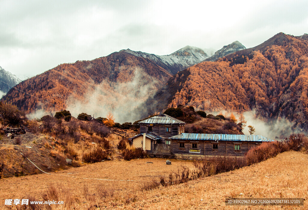 山间秋景中的静谧小屋