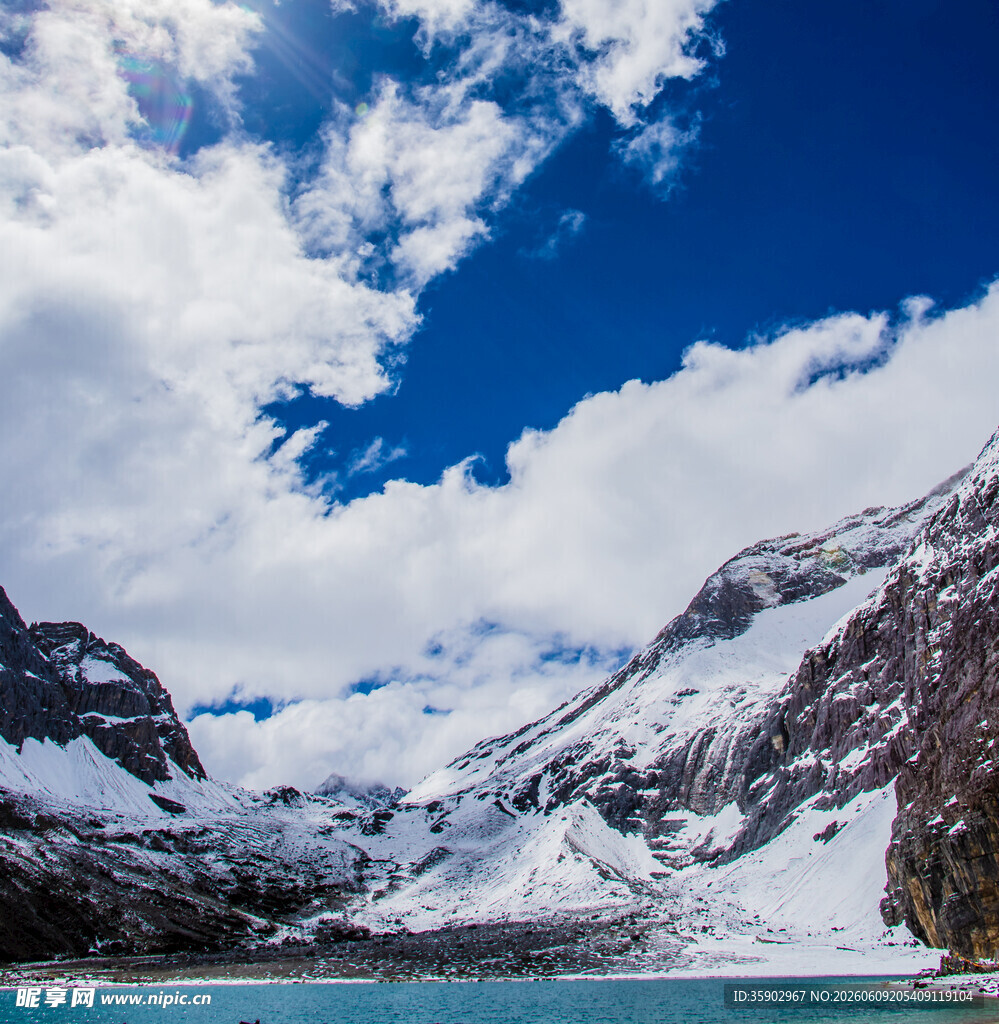 雪山蓝天美景