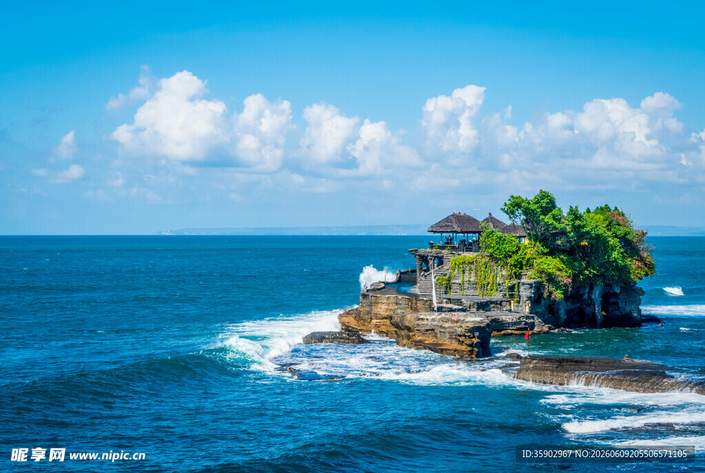 海上孤岛寺庙景观
