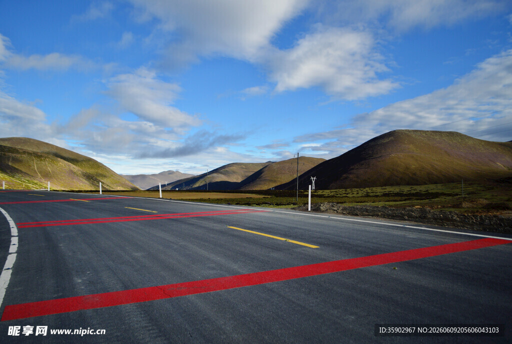 公路延伸至远方美景
