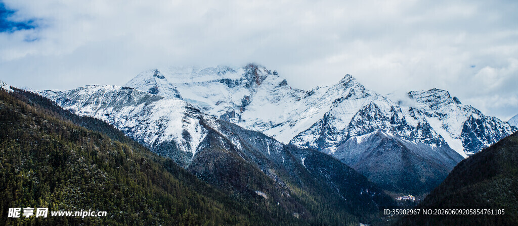 壮丽雪山景观