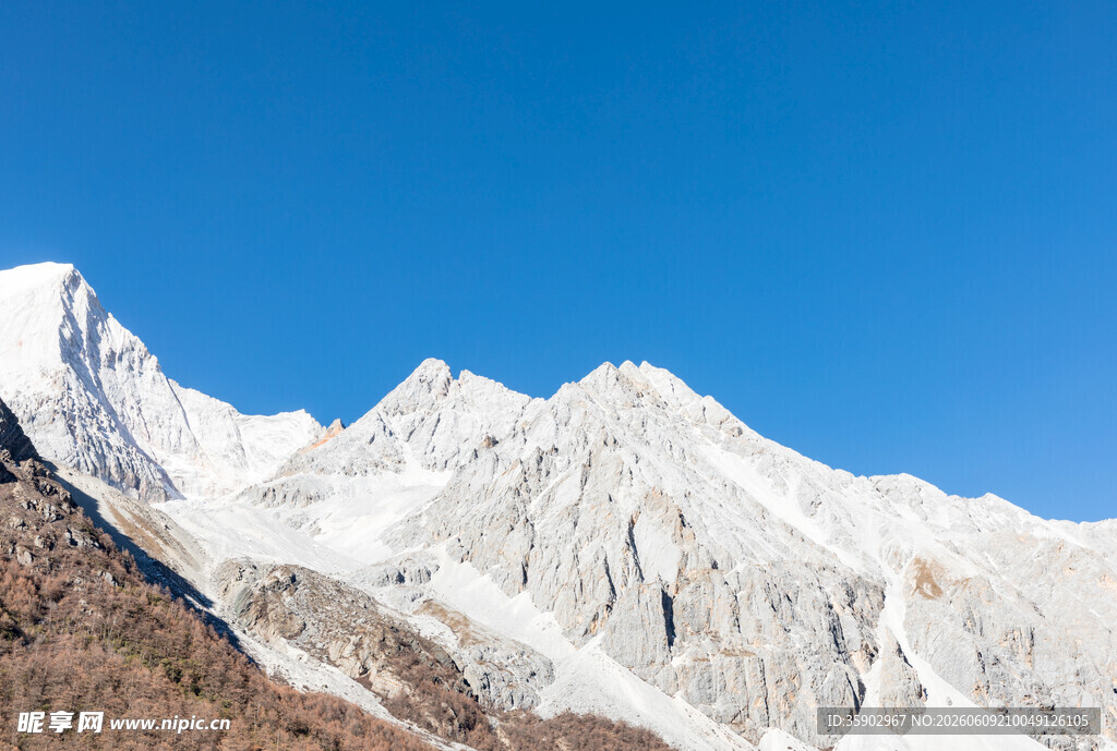巍峨雪山壮丽风光