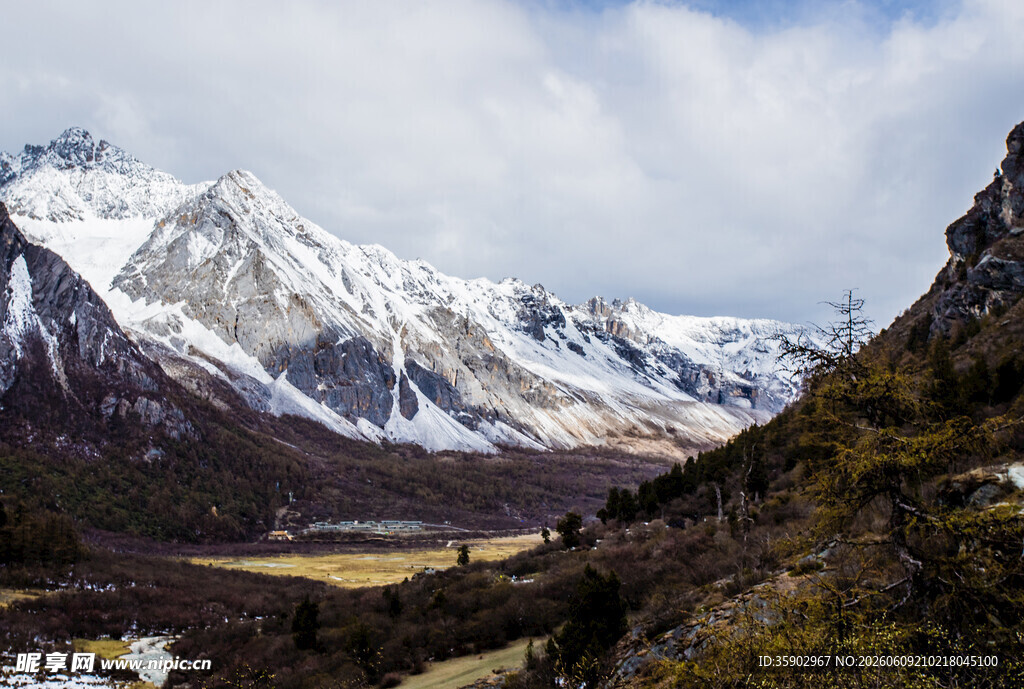 壮丽雪山山谷风景