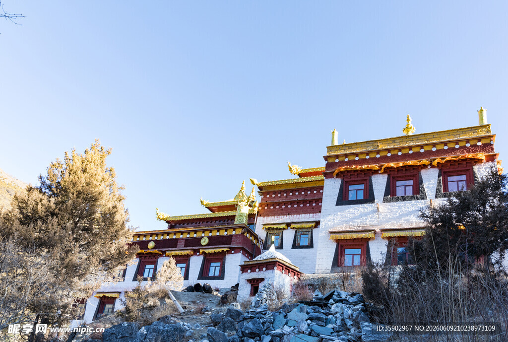 藏式风格建筑雪山环绕