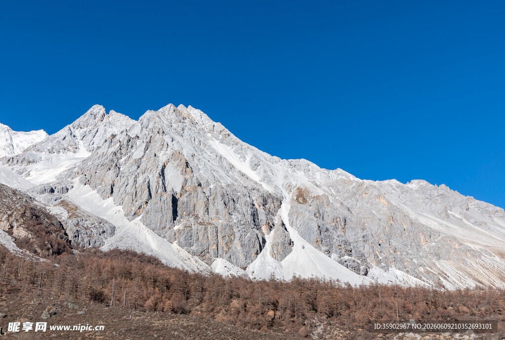 巍峨雪山映蓝天