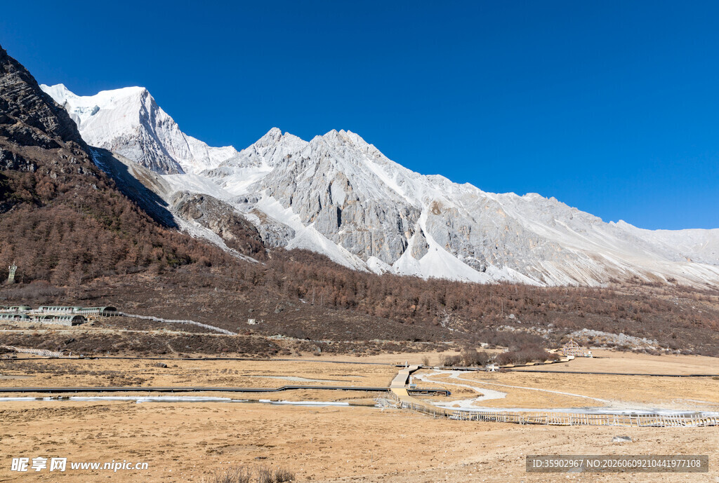雪山下的开阔荒原景观