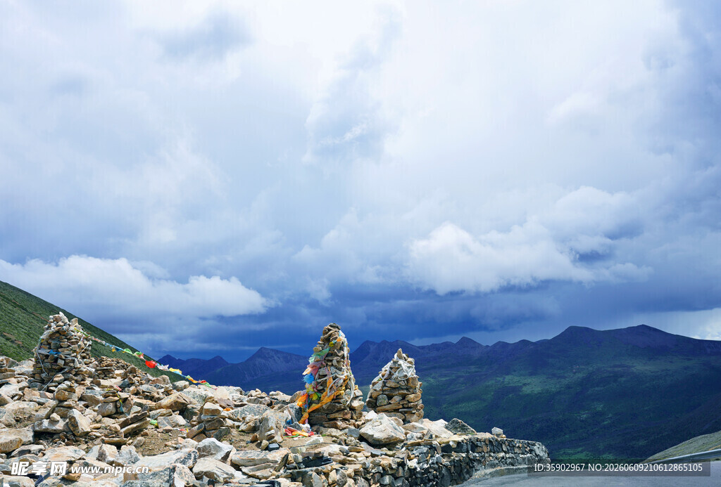 高山碎石间的壮美景观