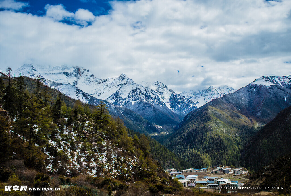 雪山下的山谷村落美景