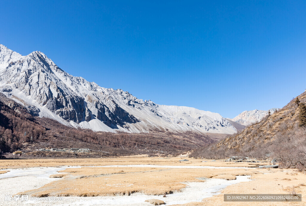 雪山下的开阔河谷风光