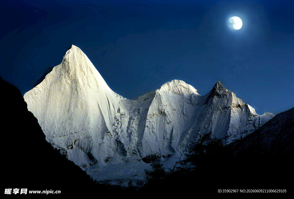 月夜下的巍峨雪山