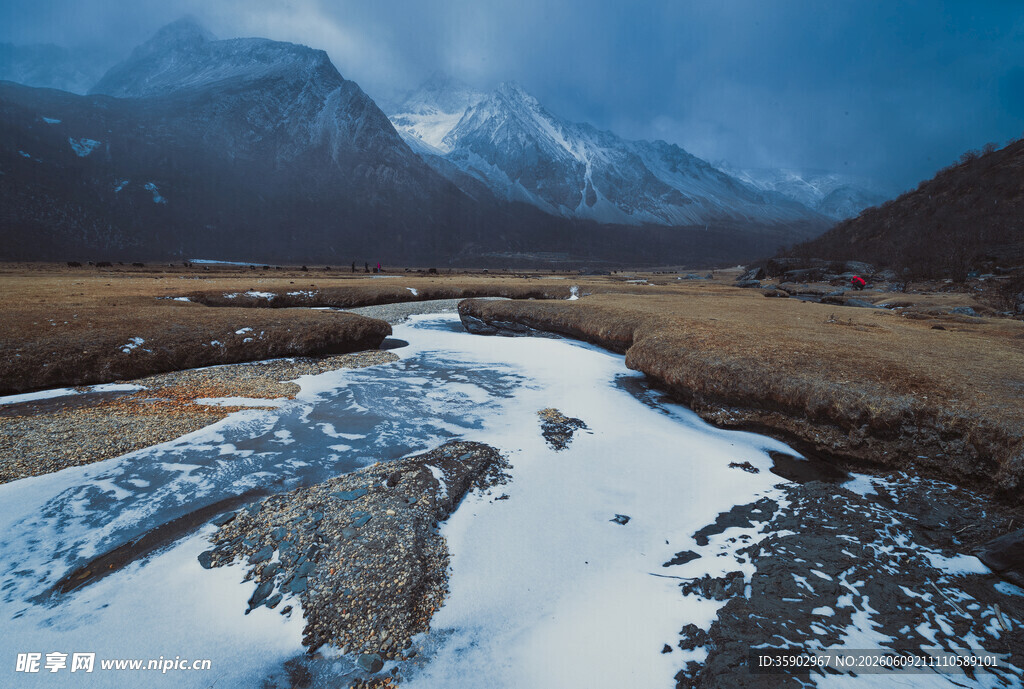 雪山下的静谧河谷风光