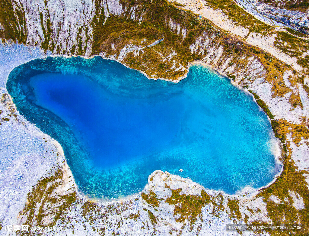 冬日蓝湖雪景俯瞰图