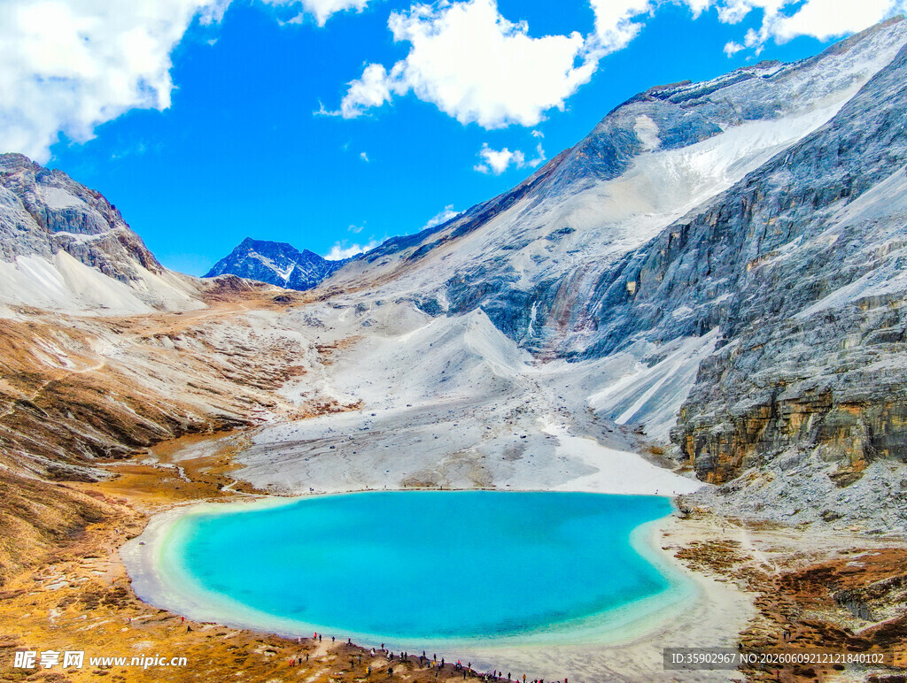 高山蓝湖美景