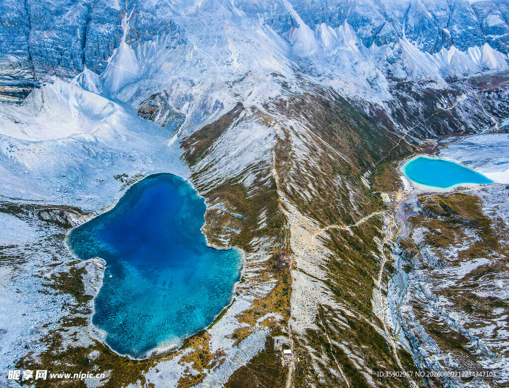 雪山环抱的蓝色湖泊