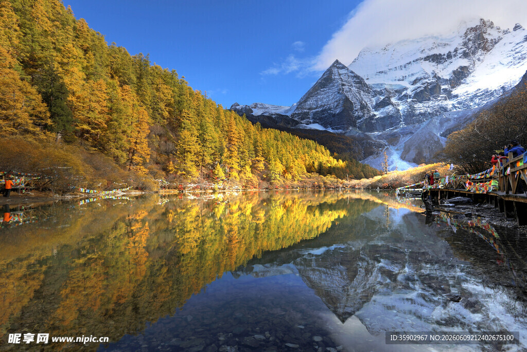 秋日雪山湖泊美景