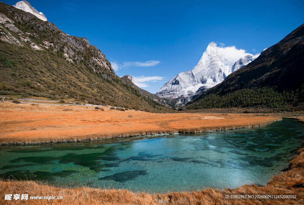 雪山下的澄澈湖泊美景