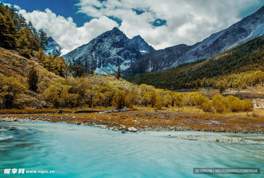 山间碧湖旁的壮丽美景