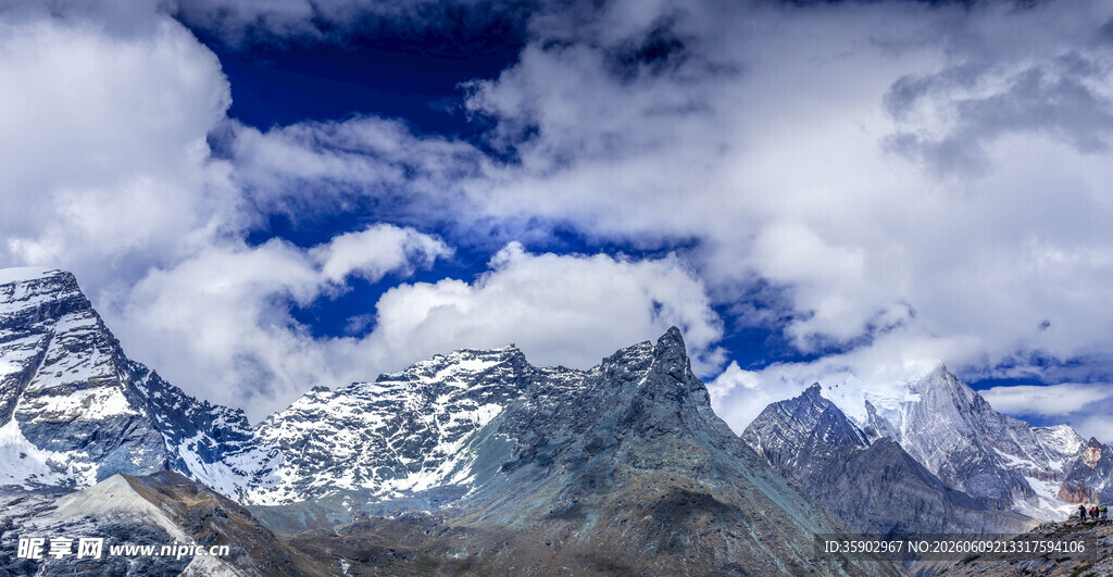 壮丽雪山与蓝天白云美景