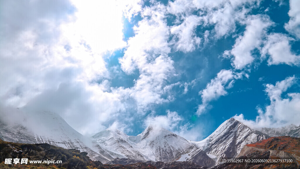 壮丽雪山蓝天白云美景